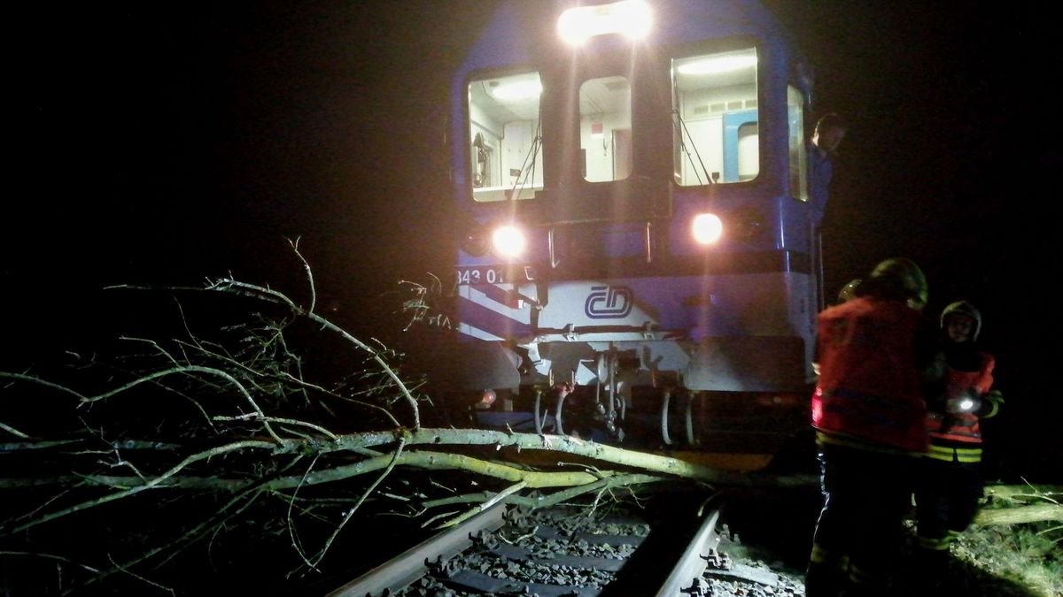 Silný vítr: Vlaky narážely do popadaných stromů nebo stržených kabelů